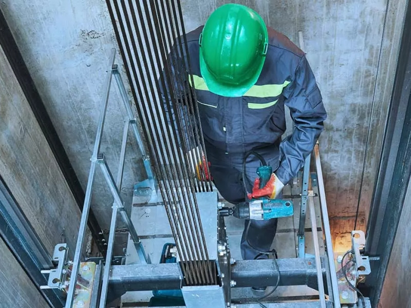 cap thang may bi dut