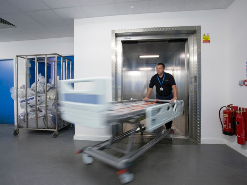 kích thước thang máy bệnh viện