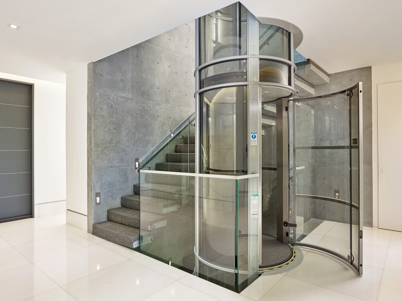 thang máy có phòng máy là gì