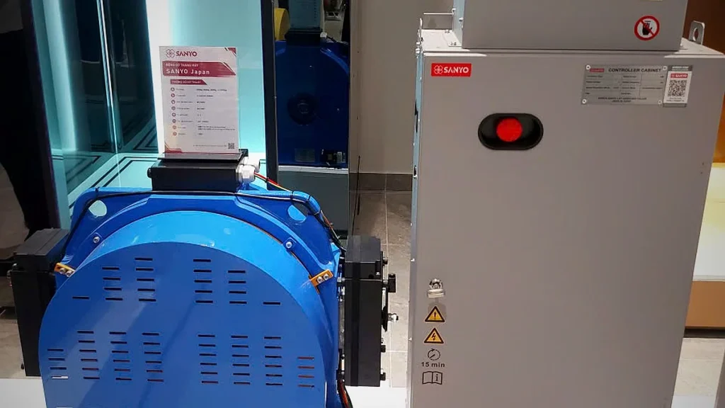 Máy kéo và tủ điều khiển Sanyo bảo trì định kỳ thang máy